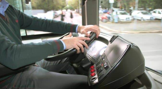Roma, autista Atac guardava un film mentre guidava: è stato sospeso e non riceverà lo stipendio