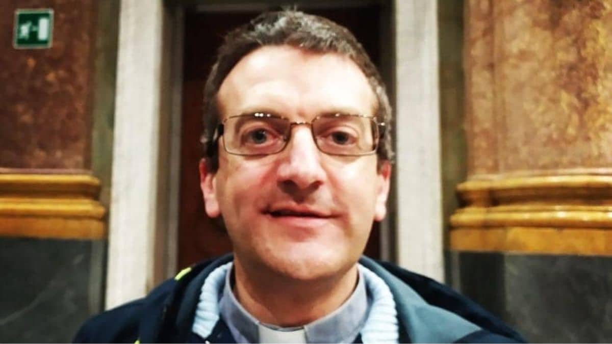 Liguria, don Giulio Mignani sospeso dal vescovo perché era a favore dell’eutanasia e famiglie arcobaleno