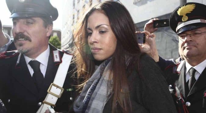 Ruby ter processo: Karima El Mahroug nega di aver avuto rapporti con Berlusconi e i legali chiedono l’assoluzione