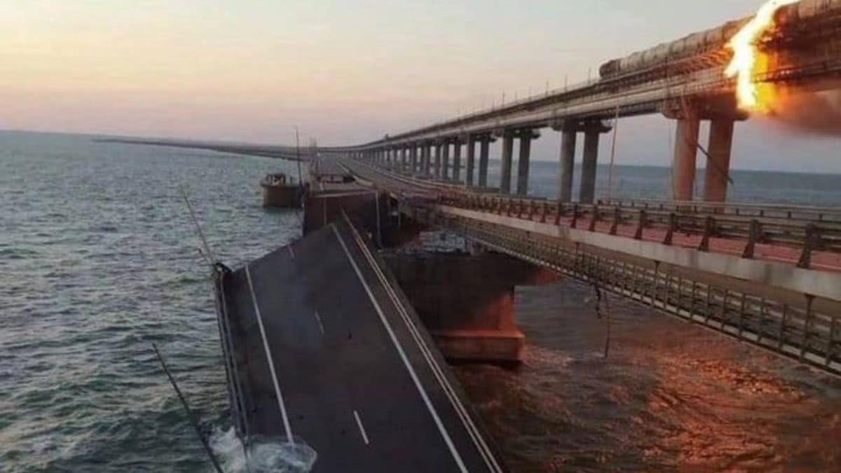 Crimea, un ponte in fiamme a causa di un camion bomba: Kiev rivendica l’attacco