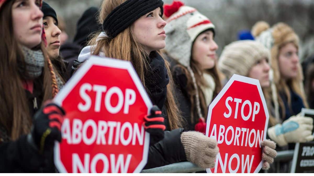 Usa, aborto di nuovo legale in Arizona e Ohio: la Corte d’appello sospende il divieto