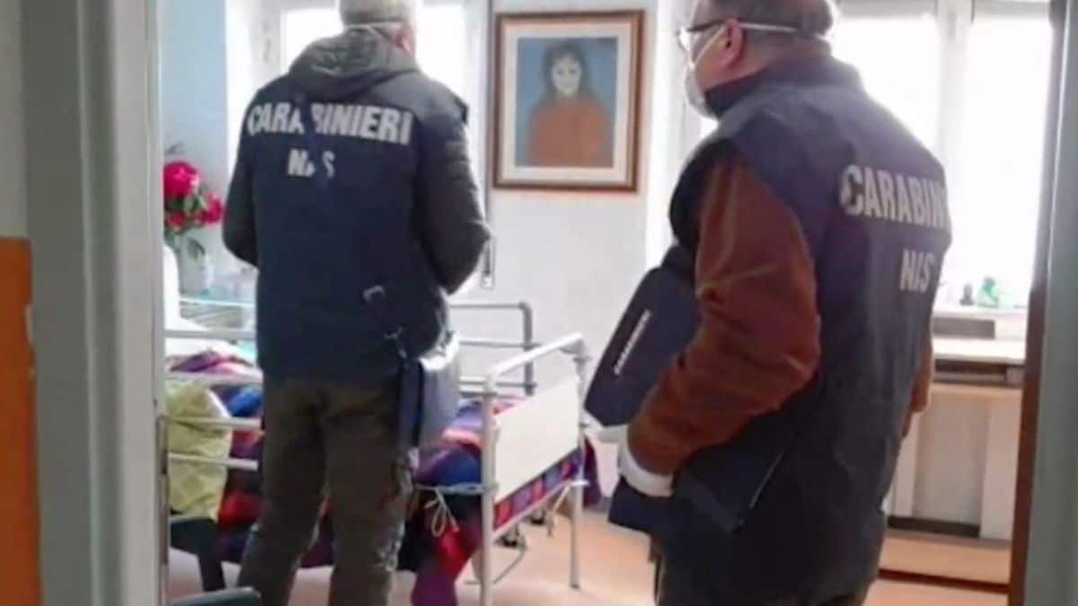 Pavia, anziani maltrattati in una casa riposo: cinque gli arresti
