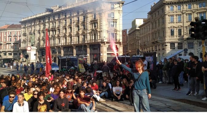 Milano, studenti in corteo contro alternanza scuola-lavoro: durante la manifestazione bruciate le foto della Meloni e di Draghi