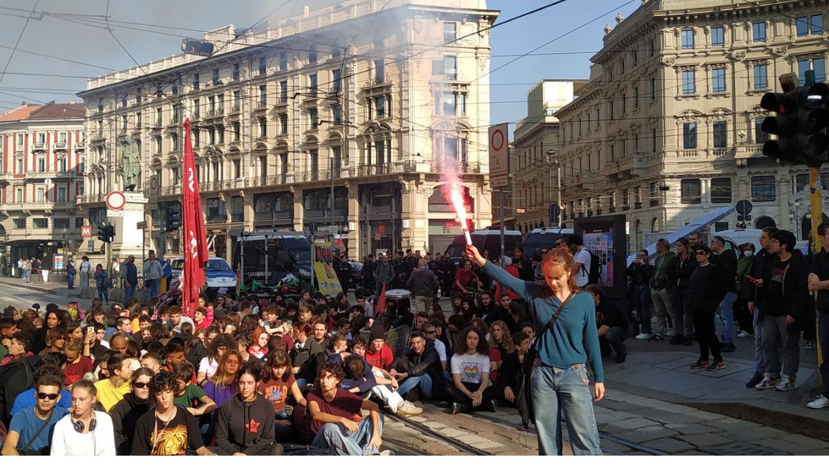 Milano, studenti in corteo contro alternanza scuola-lavoro: durante la manifestazione bruciate le foto della Meloni e di Draghi