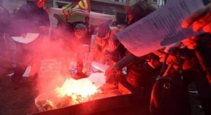 Caro bollette, proseguono le proteste nelle piazze: da Nord a Sud i manifestanti scendono in strada