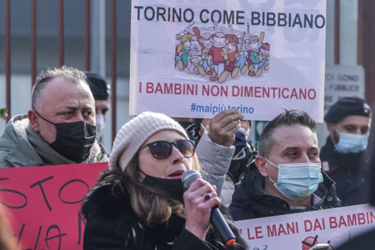 Truffa sugli affidi a Torino: 14 persone indagate, inclusa la psicoterapeuta già coinvolta nel caso Bibbiano. Due bambini sono stati tolti ai genitori