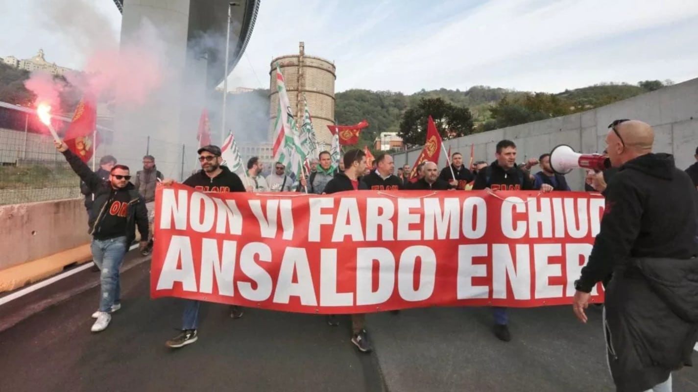 Sciopero dei lavoratori di Ansaldo Energia a Genova: il corteo di oltre mille persone marcia per protestare contro la chiusura dell’azienda.