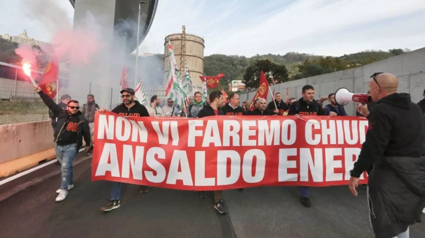 Ansaldo Energia, sciopero dei lavoratori: il corteo blocca il casello Genova Ovest e protesta contro la chiusura dell’azienda