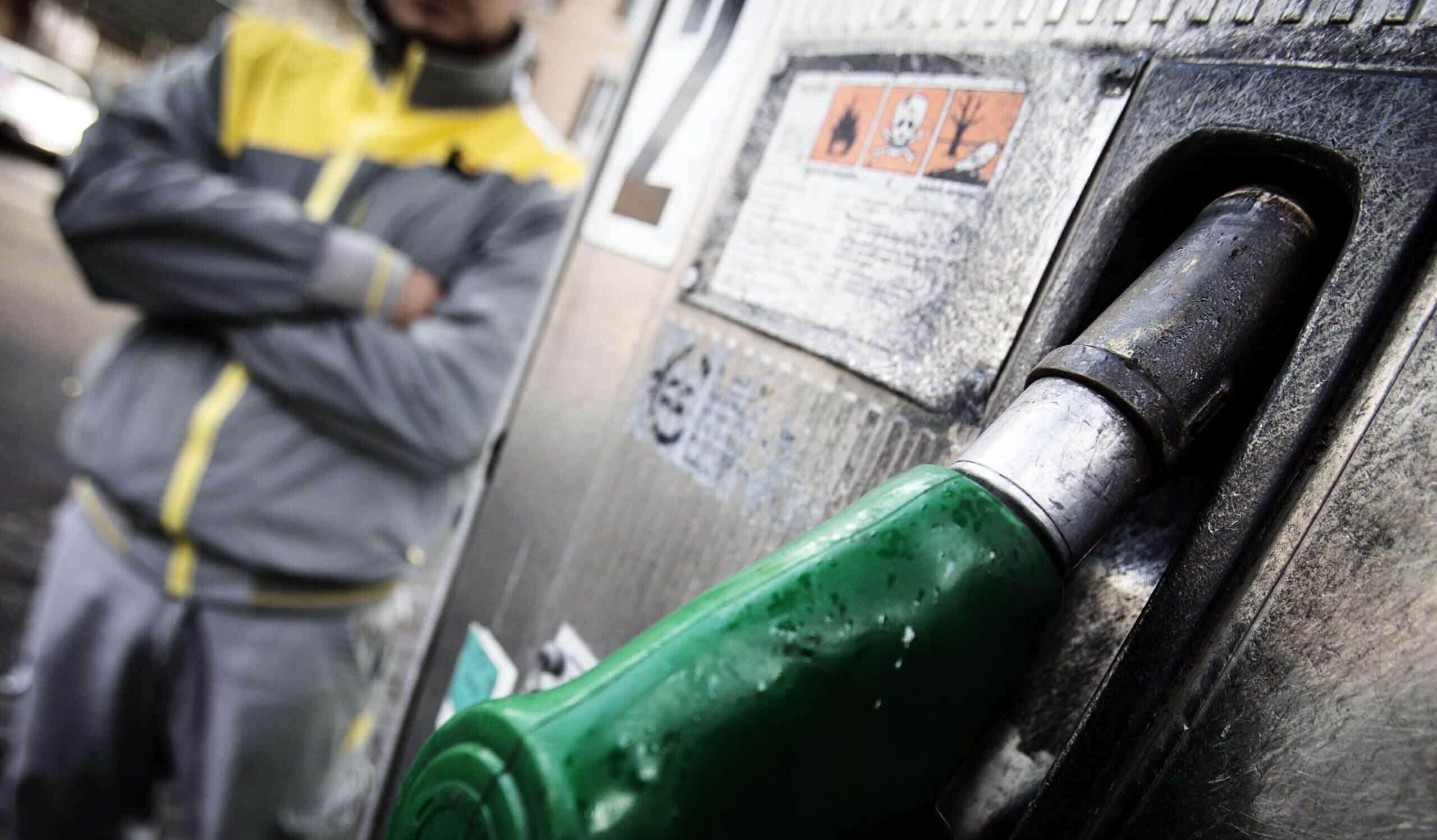 Caro carburante, nuovi rialzi sul prezzo di benzina e diesel: i motivi dell’impennata dei costi