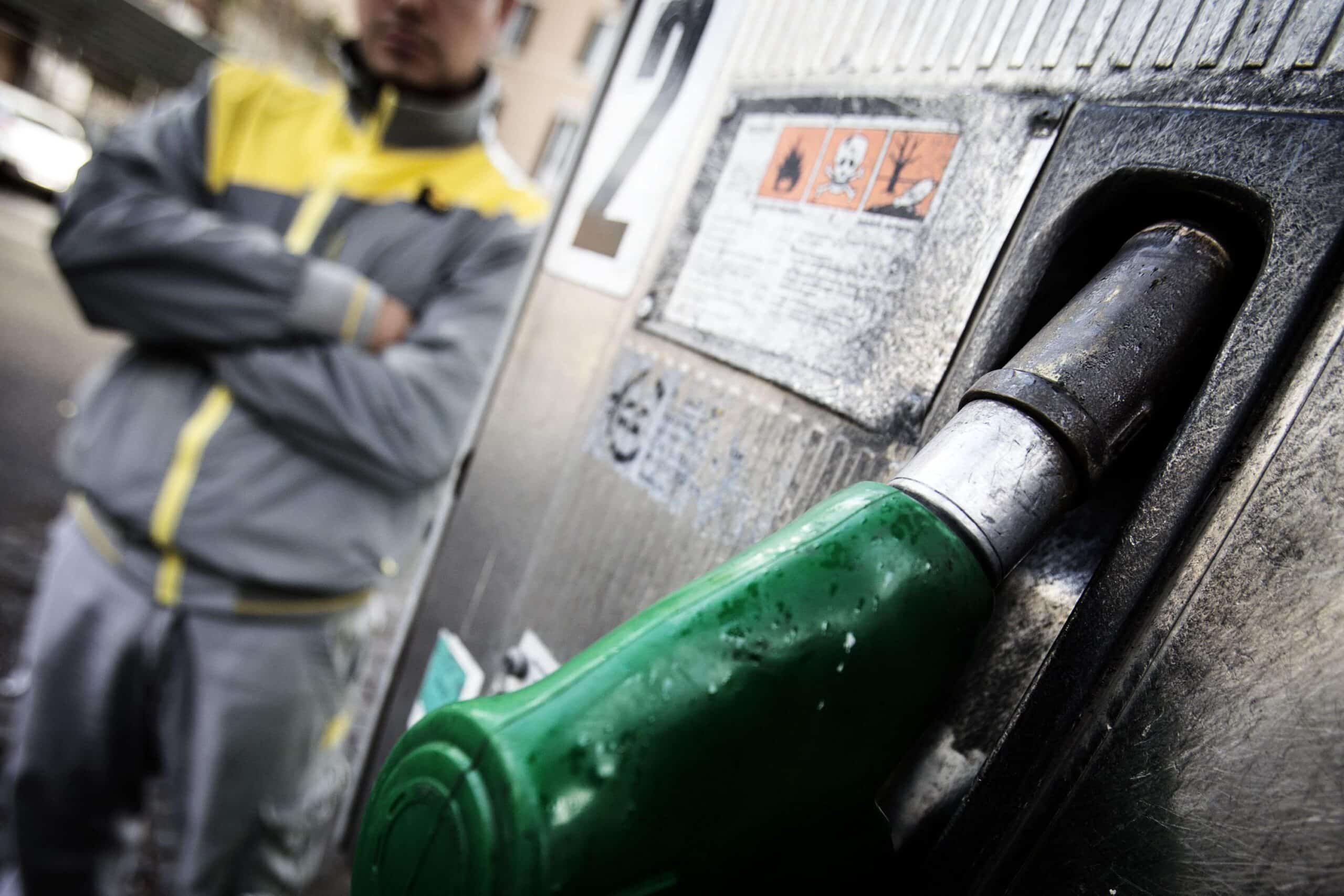 Allarme caro carburante: registrati nuovi rialzi sul prezzo di benzina e diesel. I dati forniti da Staffetta Quotidiana.