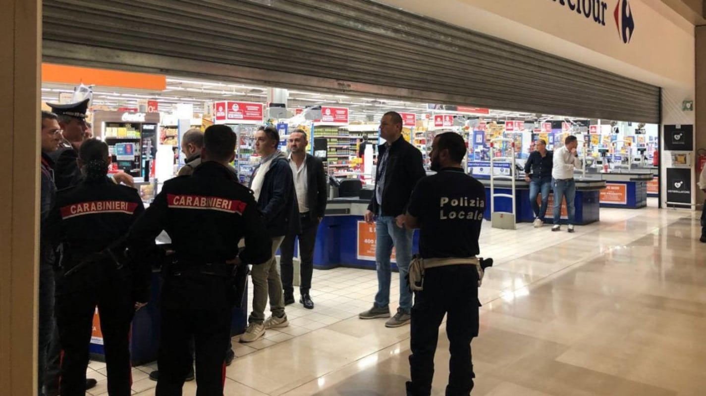 Accoltellamento al centro commerciale di Assago Milanofiori: un morto e cinque feriti. Ricoverato in codice rosso anche difensore del Monza Pablo Marì