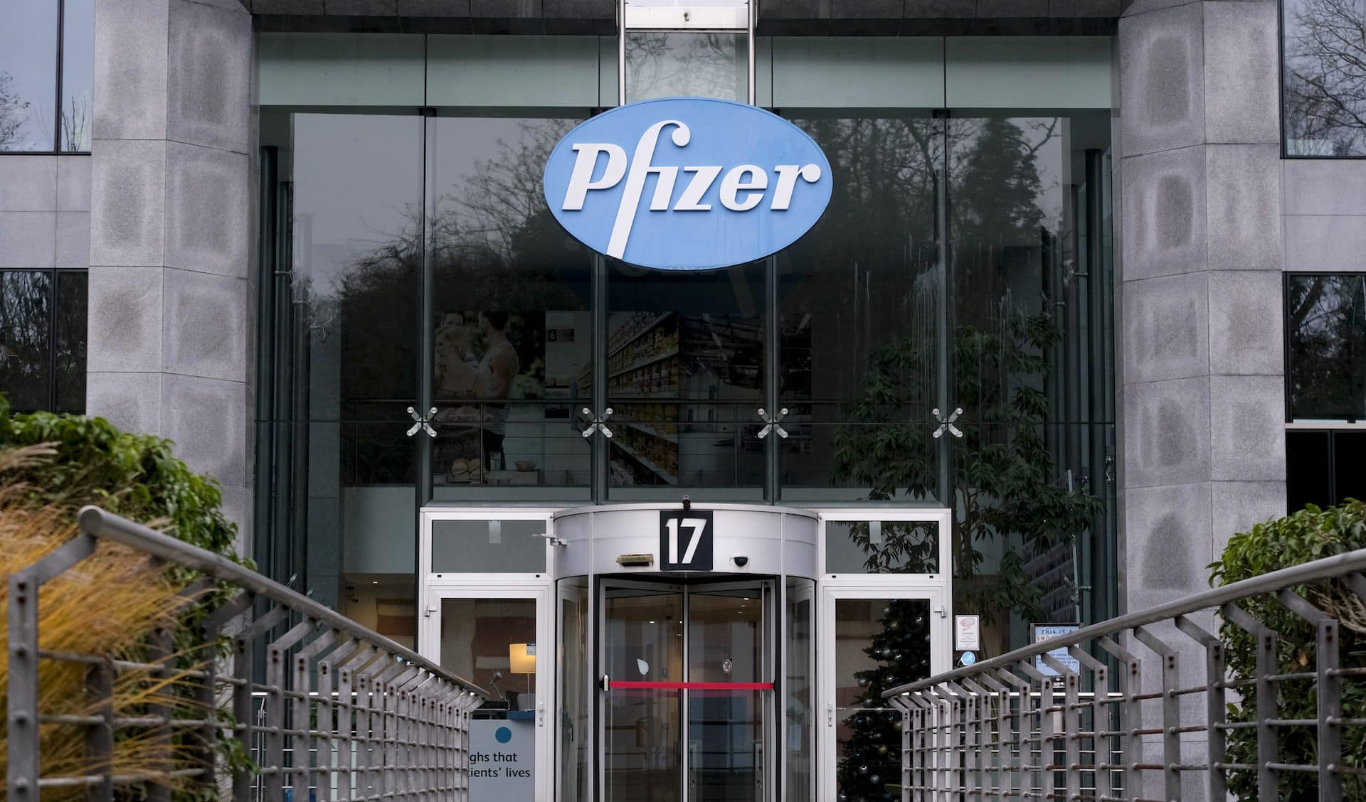 Pfizer sotto inchiesta in Italia, si sospetta una maxi evasione. Avviata una verifica fiscale su 1,2 miliardi di presunti profitti trasferiti all’estero