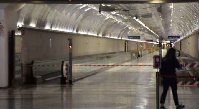 Sanremo, a fuoco un locomotore nella stazione sotterranea: morto un operaio. Treni bloccati tra Taggia e Bordighera