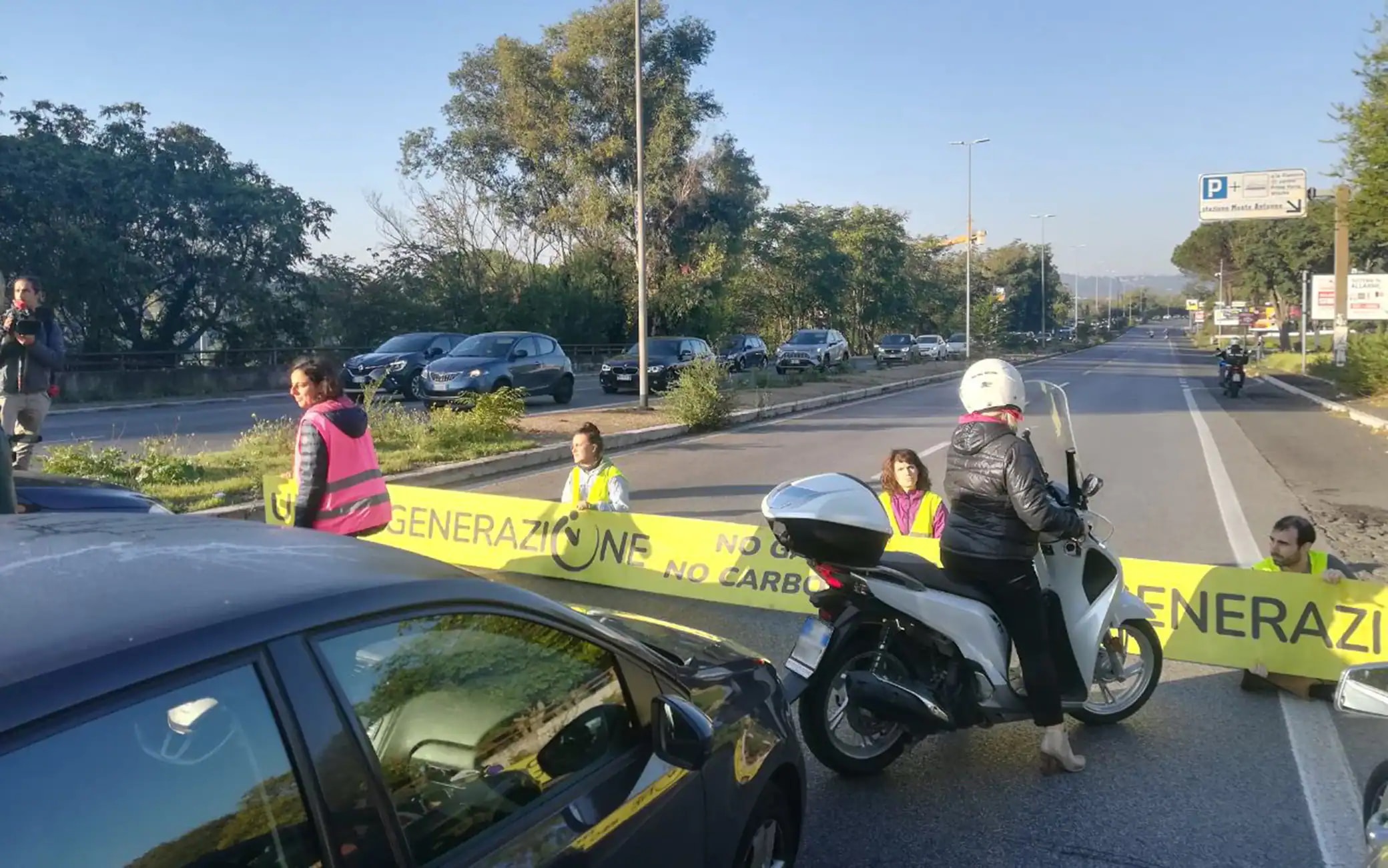 Gli attivisti per il clima di Ultima generazione bloccano la tangenziale Est e il viadotto della Magliana: traffico in tilt a Roma