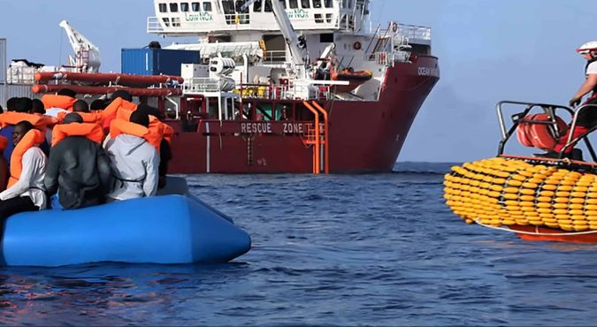 Migranti, in scena il grande bluff dei porti chiusi