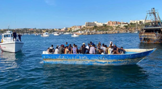 Continuano gli sbarchi di migranti a Lampedusa