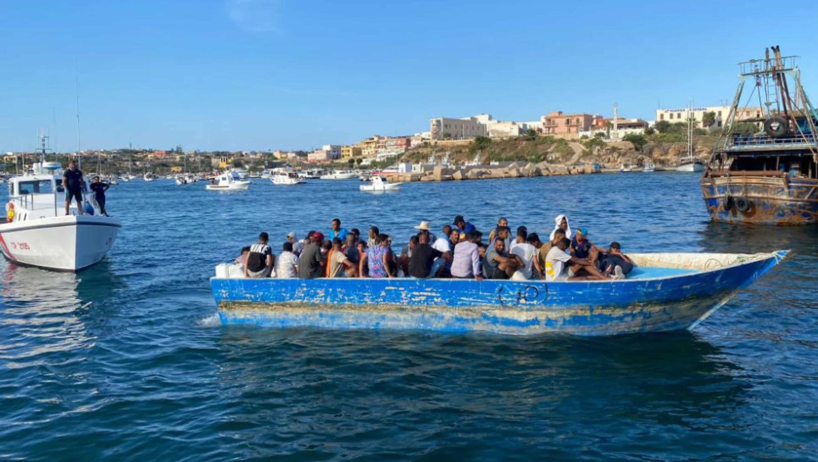 Nuovi sbarchi a Lampedusa, l’hotspot dell’isola al collasso. Il racconto: “Migranti dispersi dopo un naufragio”