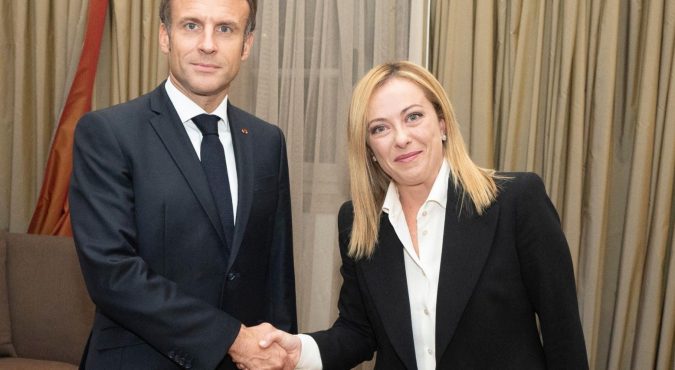 Macron non vuole vederla. E la Meloni si dà malata