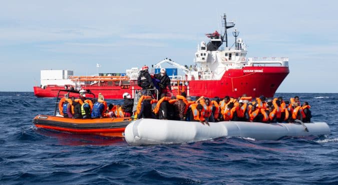 Ong in rivolta contro l’Italia: “Migranti condannati in mare”