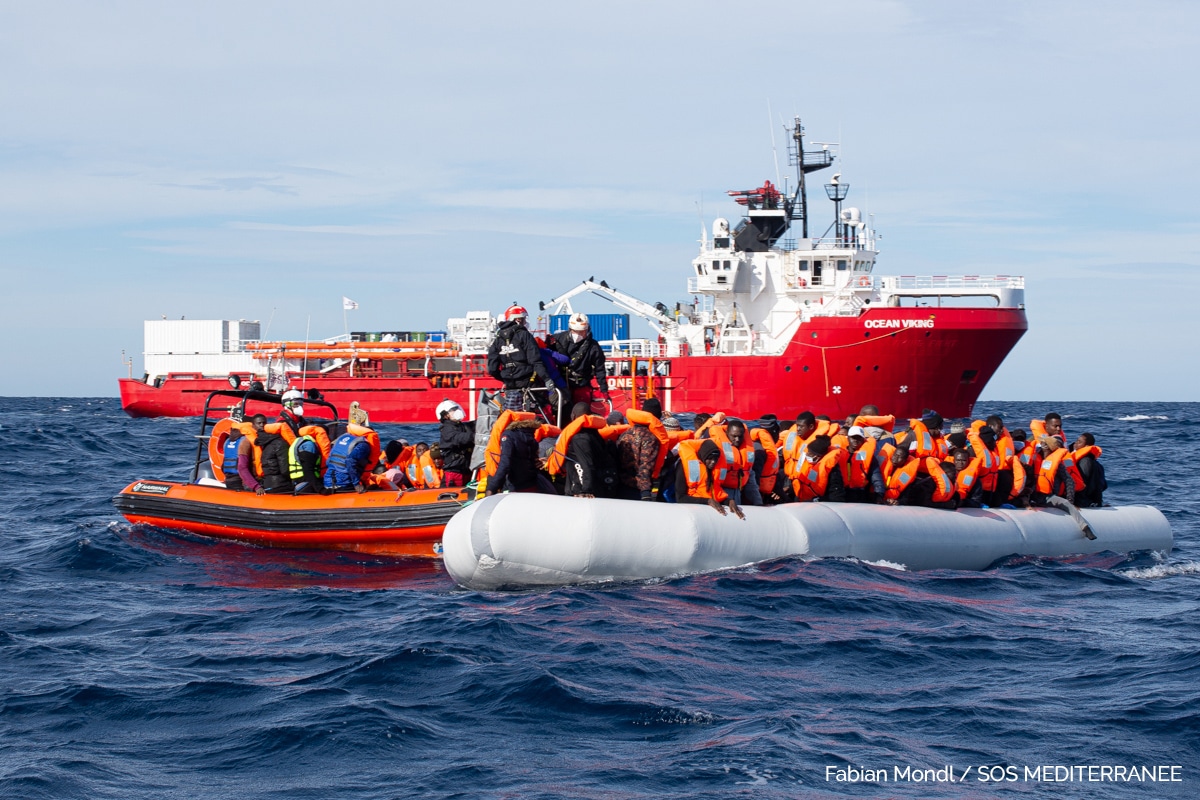 Ong in rivolta contro l’Italia: “Migranti condannati in mare”