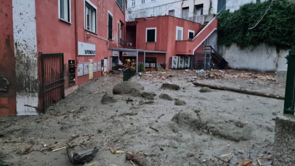 Ischia flagellata dal maltempo. A causa di una frana l’isola è in ginocchio