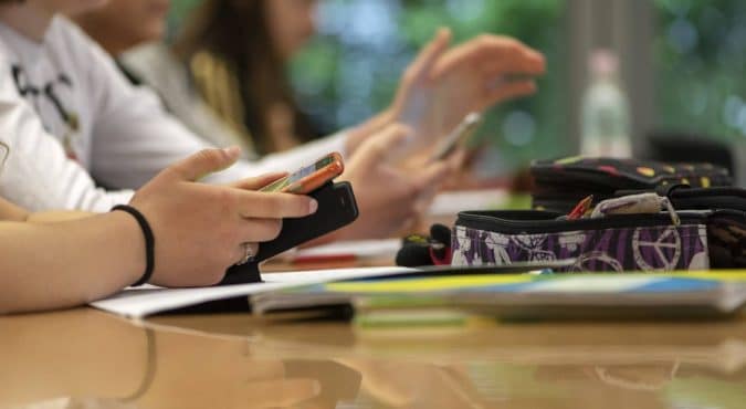“Via i cellulari dalle classi nelle ore di lezione”