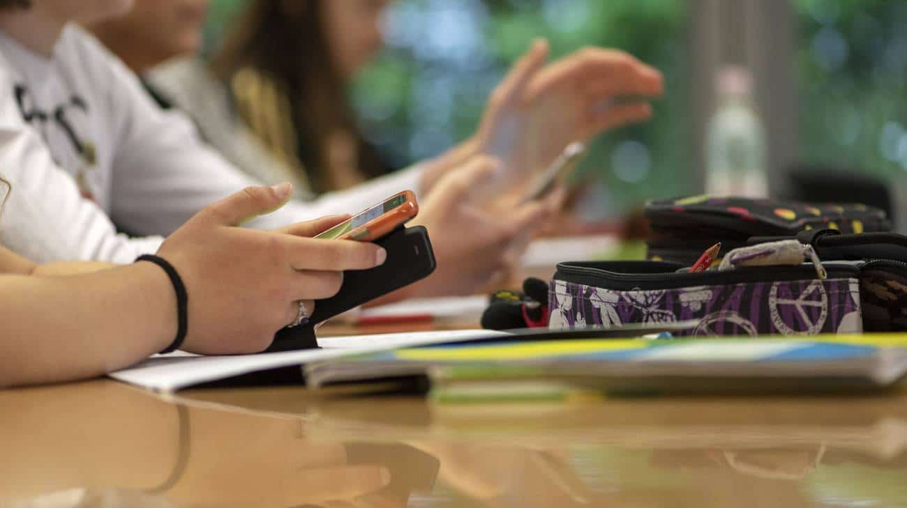 Scuola, la stretta di Valditara sui cellulari: divieto assoluto di usarlo in classe, anche per la didattica