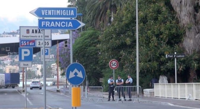 Migranti, la denuncia della Caritas: “A Ventimiglia i francesi respingono i minori cambiando l’età”