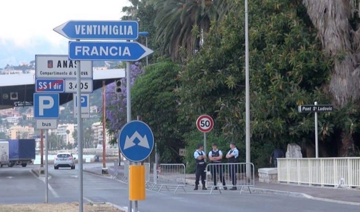 Migranti, la denuncia della Caritas: “A Ventimiglia i francesi respingono i minori cambiando l’età”