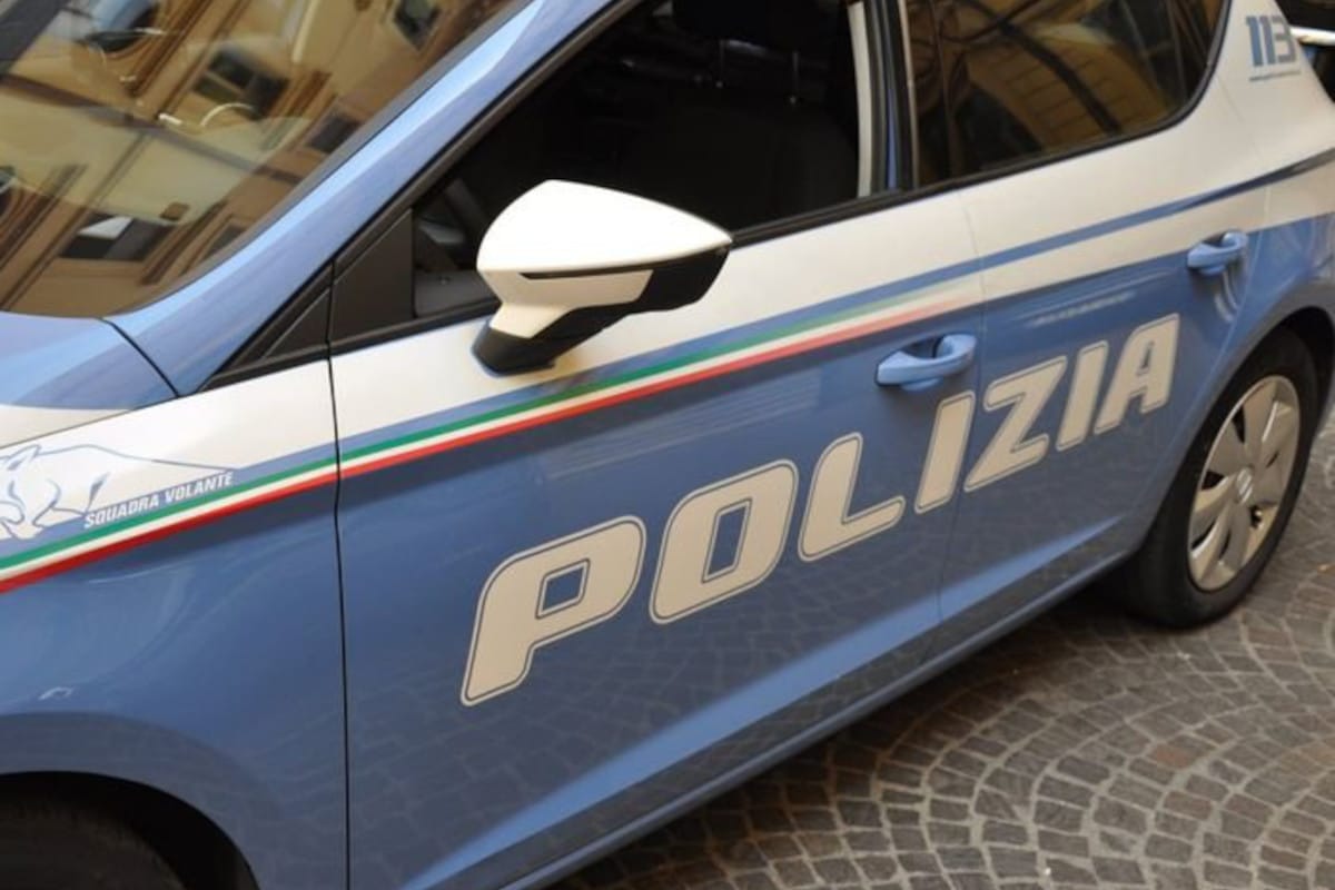 “Rifugiati benvenuti”, blitz della Polizia per togliere il manifesto dall’Istituto Universitario Europeo di Firenze