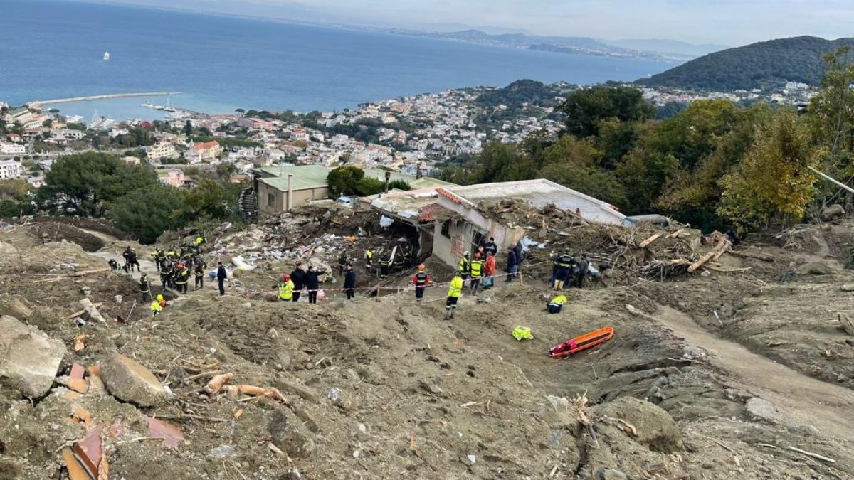 Ischia, nella zona rossa alcune famiglie non vogliono lasciare l’abitazione mentre altre hanno abbandonato