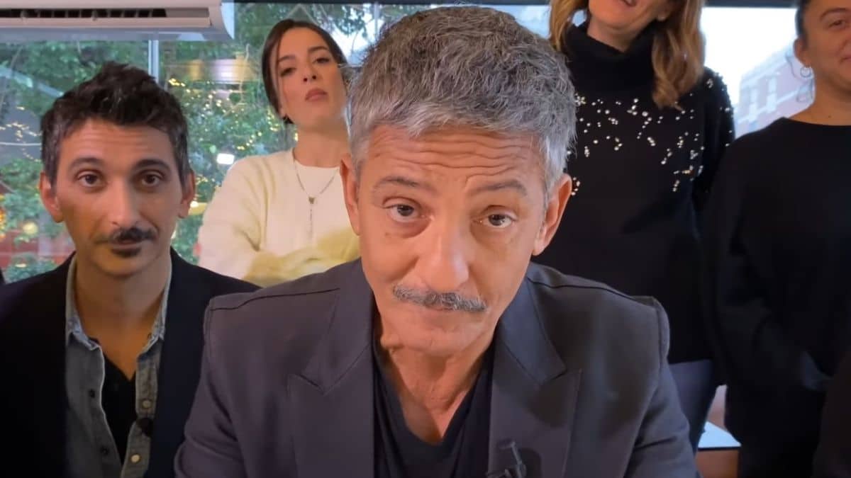 Fiorello ironizza su Berlusconi e Soumahoro nell’ultima puntata della settimana di Viva Rai2. C’è spazio anche per la difesa di Cristina D’Avena