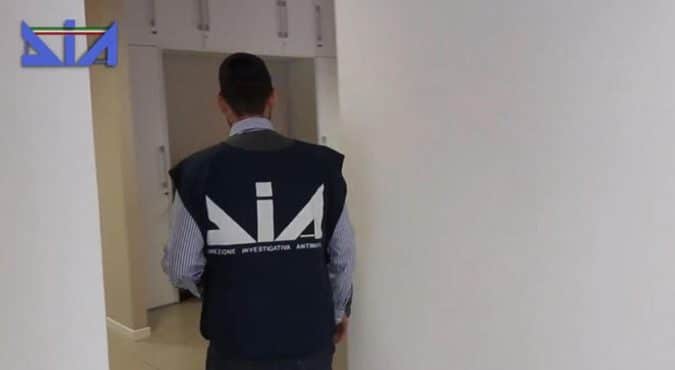 Milano, padel e ‘ndrangheta al centro di un’inchiesta: arresti e sequestri di impianti sportivi