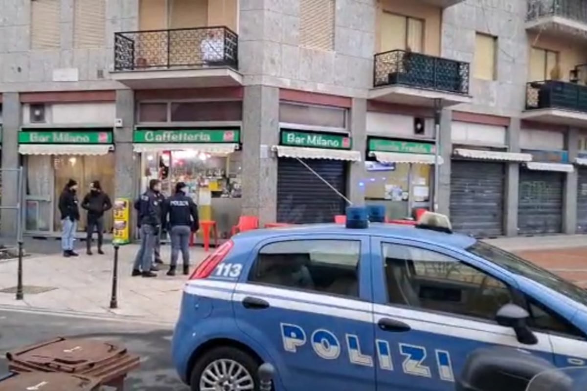La polizia indaga su un omicidio in un bar a Milano: il killer ha sparato cinque colpi di pistola, uccidendo il proprietario.