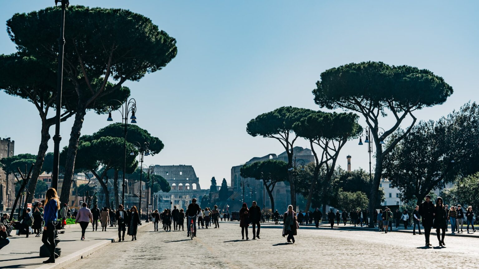 Paura di una guerra mondiale, aumento della povertà e insicurezza. Il rapporto annuale del Censis fotografa un’Italia malinconica e post populista