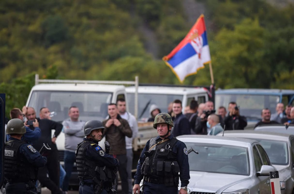 Tensioni Kosovo-Serbia dopo la sparatoria a Nord. Le truppe di Belgrado sono in stato di massima allerta
