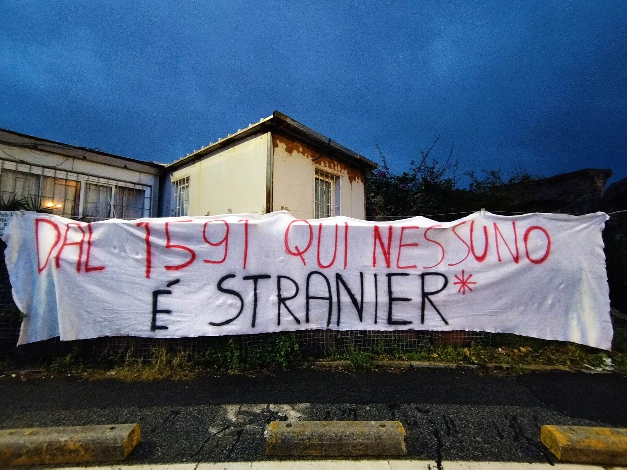 La nave Life Support di Emergency attracca a Livorno: i cittadini accolgono 142 migranti con striscioni di benvenuto