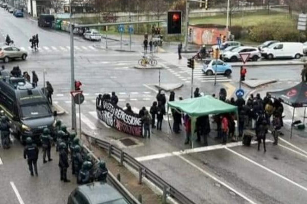 Bologna, sgombero dello stabile in via Stalingrado: traffico in tilt e proteste