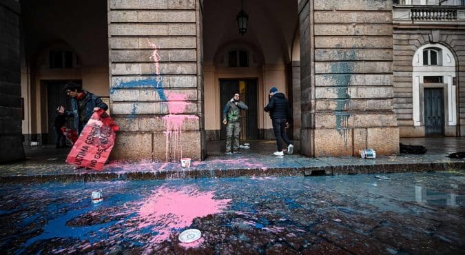Stasera la Prima di Boris Godunov alla Scala: gli attivisti prendono d’assalto il teatro e lanciano vernice contro l’ingresso. Nuova protesta di Ultima Generazione