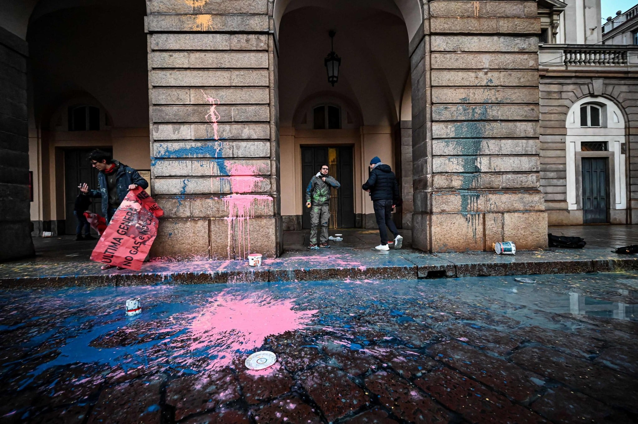 Nuova protesta ambientalista di Ultima Generazione: vernice blu contro l’ingresso del teatro alla Scala prima del debutto di Boris Godunov.