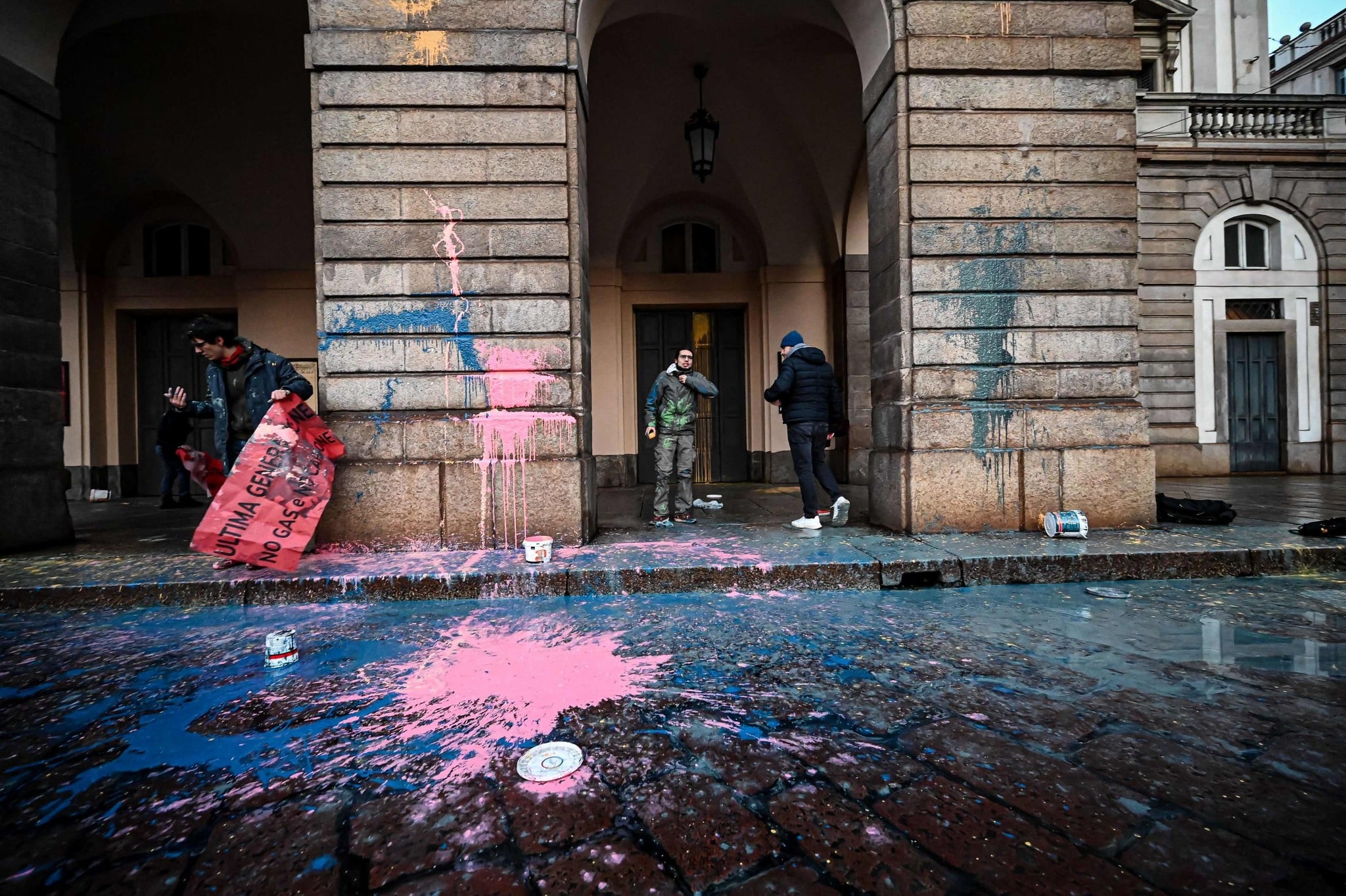 Stasera la Prima di Boris Godunov alla Scala: gli attivisti prendono d’assalto il teatro e lanciano vernice contro l’ingresso. Nuova protesta di Ultima Generazione