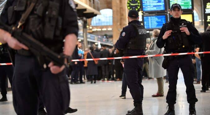 Attimi di terrore a Parigi, diverse persone accoltellate alla stazione Gare du Nord. Un uomo è stato arrestato. Si indaga sul movente dell’attacco
