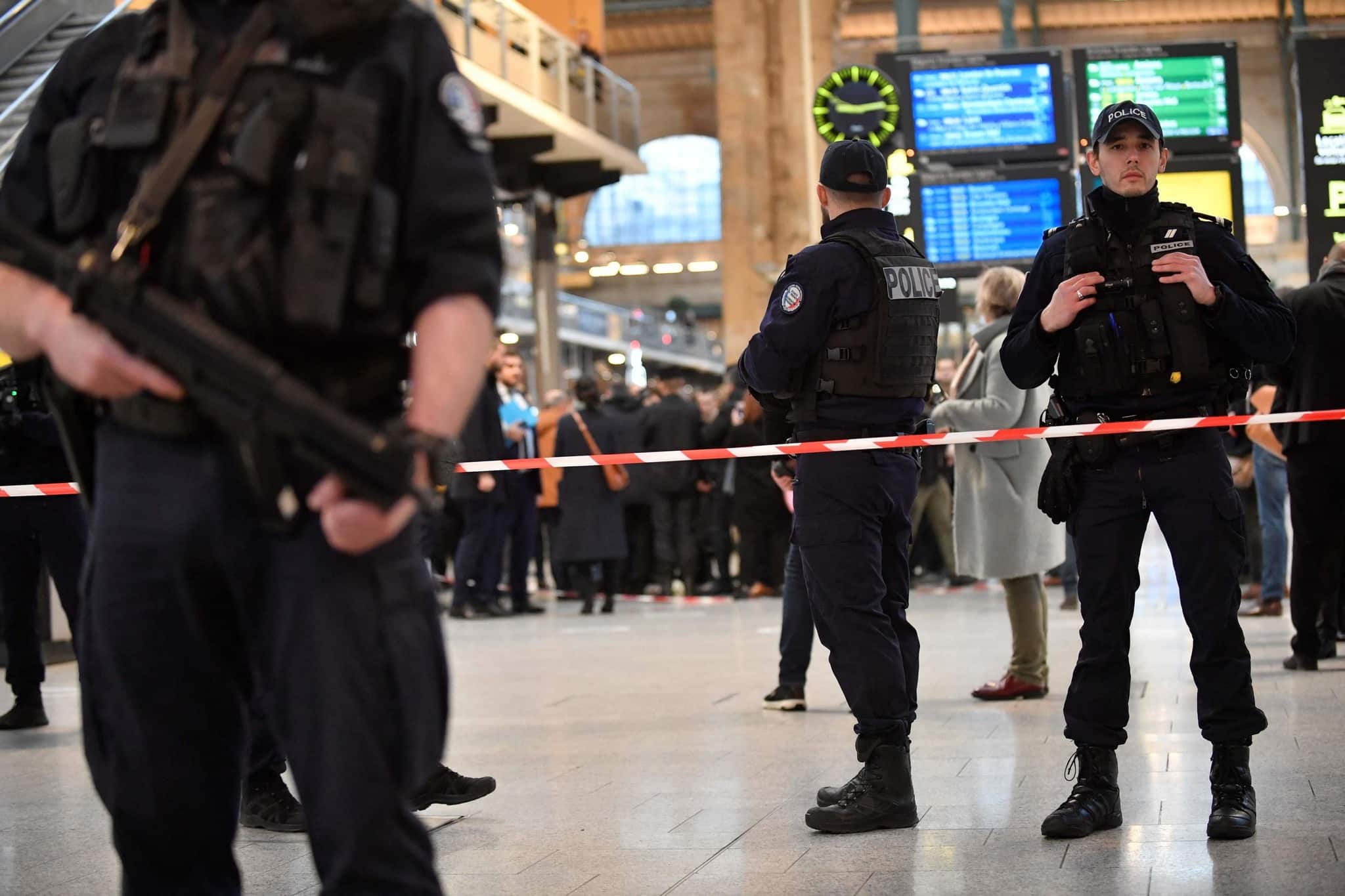 Almeno sei persone sono state ferite durante un attacco che si è consumato alla stazione Gare du Nord a Parigi.