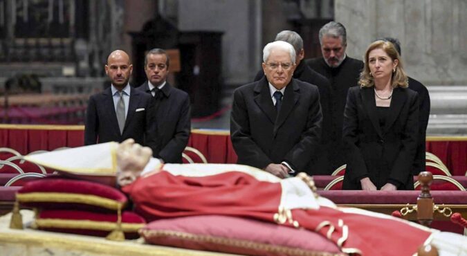 Esposta a San Pietro la salma di Benedetto XVI