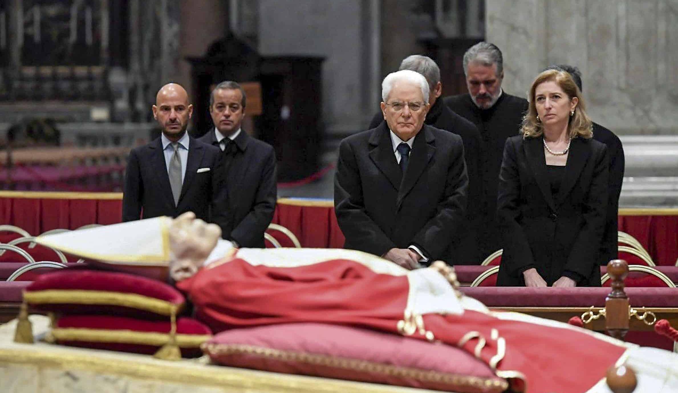 Esposta a San Pietro la salma di Benedetto XVI