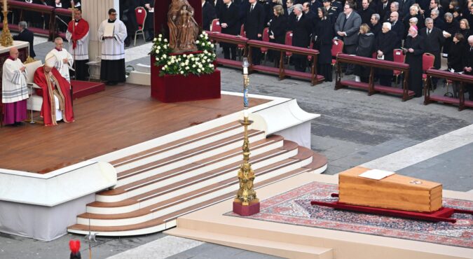 Benedetto XVI, in migliaia a San Pietro per i funerali del Papa emerito