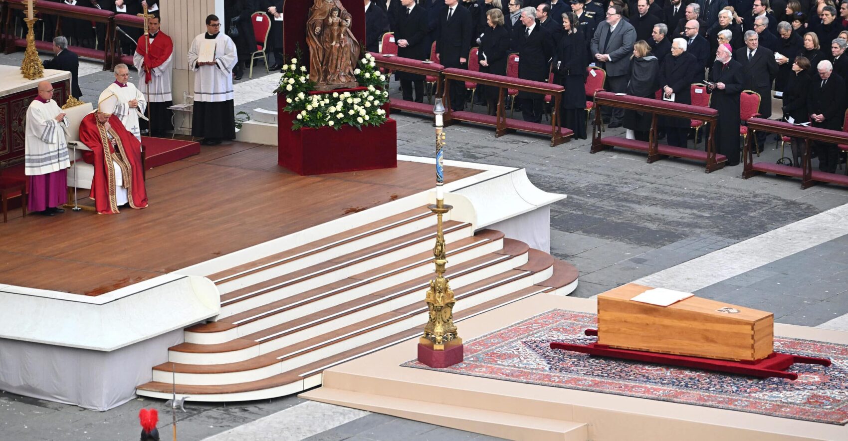 Benedetto XVI, in migliaia a San Pietro per i funerali del Papa emerito