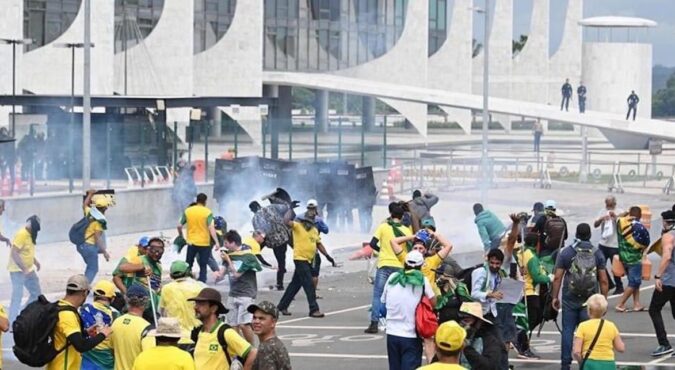 Caos in Brasile, i sostenitori di Bolsonaro assaltano il Parlamento