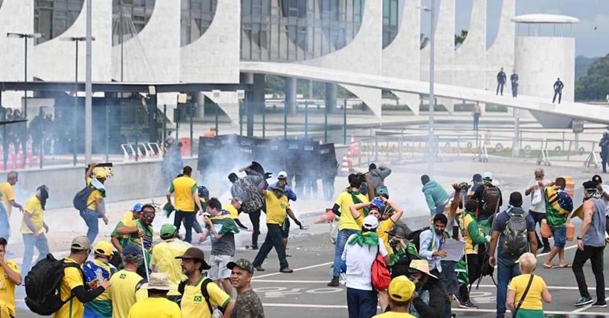 Caos in Brasile, i sostenitori di Bolsonaro assaltano il Parlamento