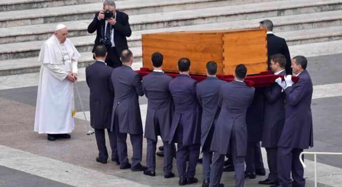 L’addio a Benedetto XVI. Il Papa poco amato che la folla vuole “Santo subito”